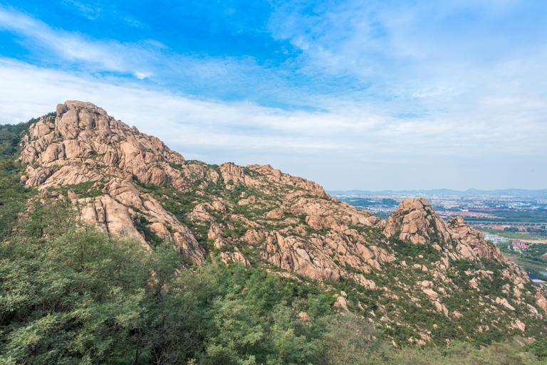 齐鲁大地好风光，山东历史悠久，自然风光优美，拥有众多风景名胜，那么到山东旅游，一定不能错过的这六个地方，看看你都知道吗？  1.泰山 到山东旅游，那么泰山一定不能错过。泰山是历史悠久的名山，因气势磅礴为五岳之首，又有“天下名山第一”的美誉